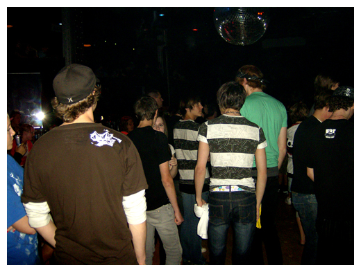 A sea of scene kids. Nice belt!